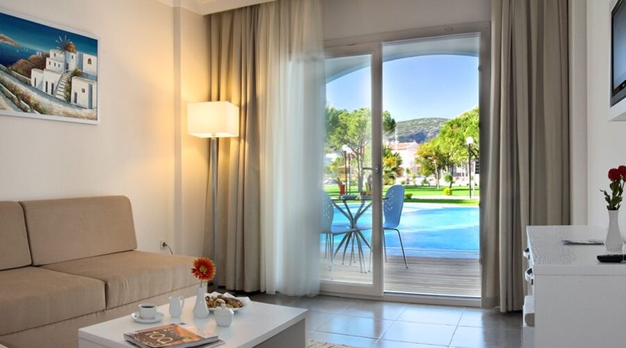 Batıhan Beach Resort  4*
