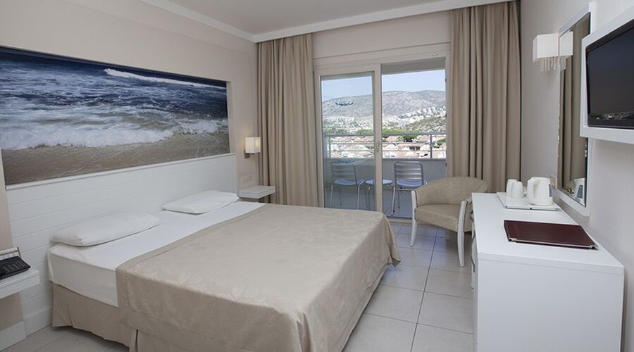 Batıhan Beach Resort  4*