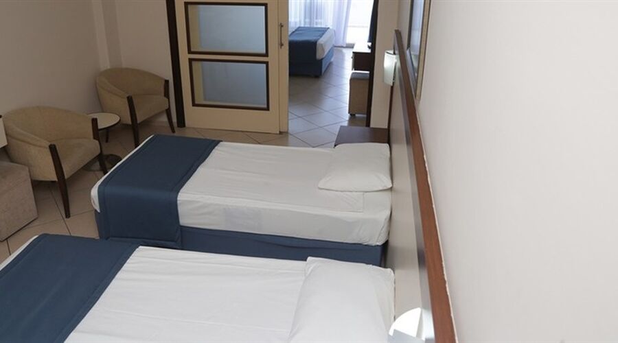 Batıhan Beach Resort  4*