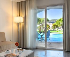 Batıhan Beach Resort  4*