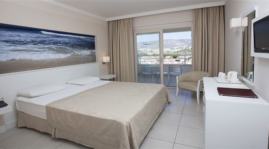 Batıhan Beach Resort  4*