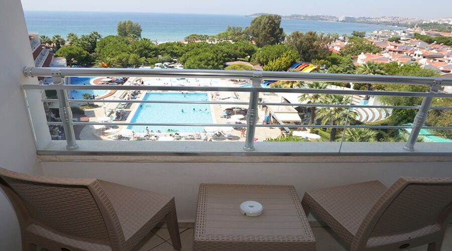 Batıhan Beach Resort  4*