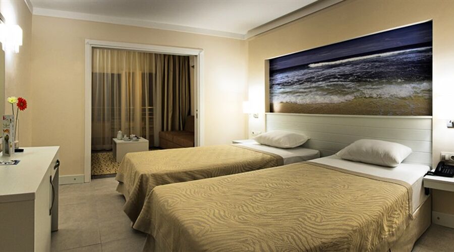 Batıhan Beach Resort  4*