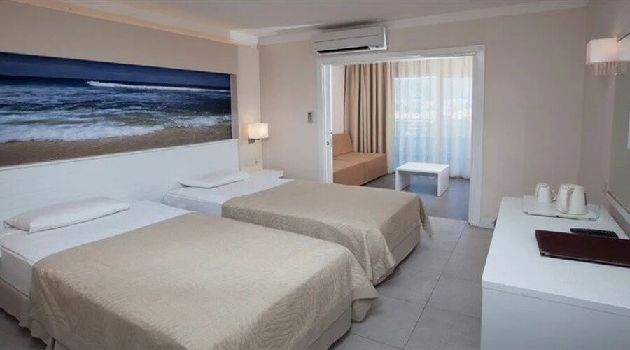 Batıhan Beach Resort  4*