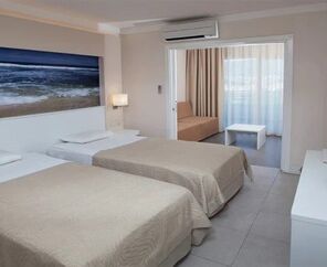 Batıhan Beach Resort  4*