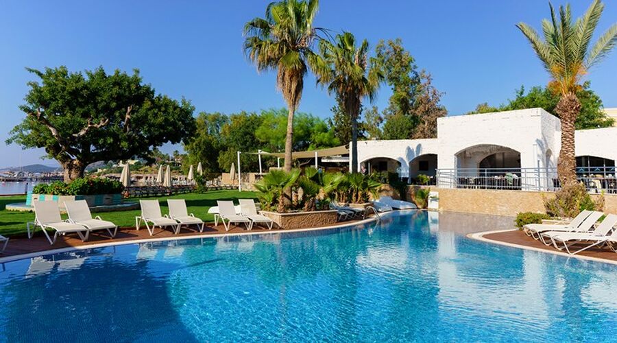 Costa Luvi Hotel & Suites  4*