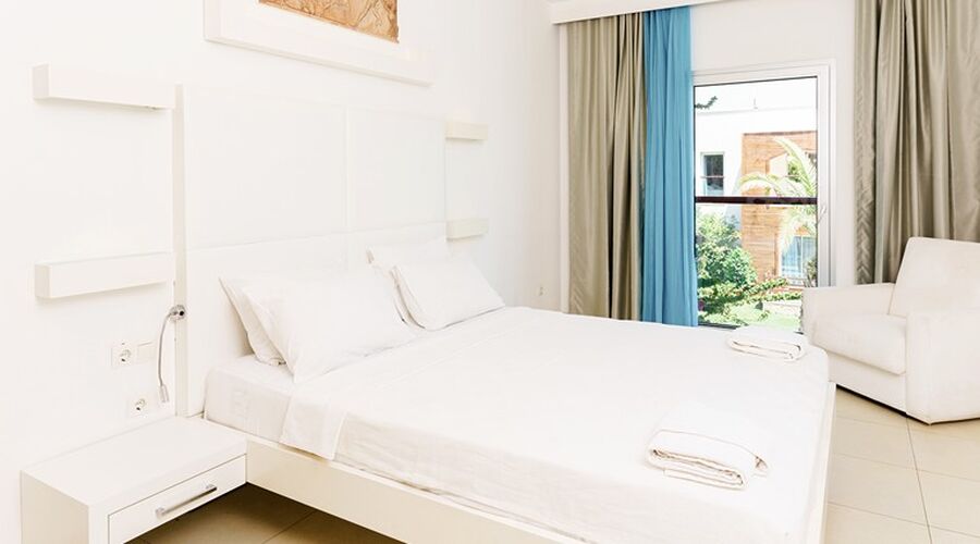Costa Luvi Hotel & Suites  4*