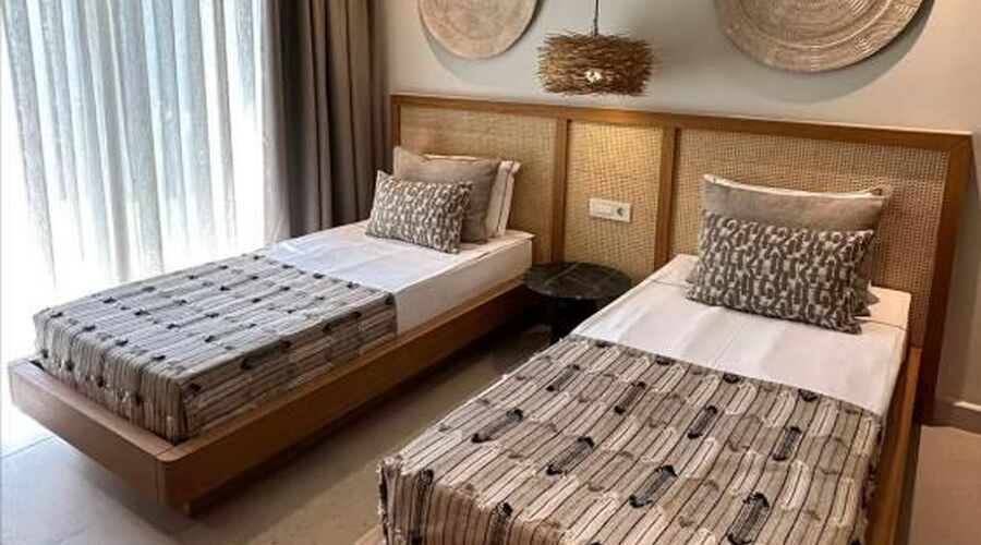The Norm Collection Door'a  5*