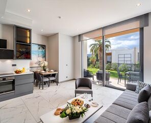 The Norm Collection Door'a  5*