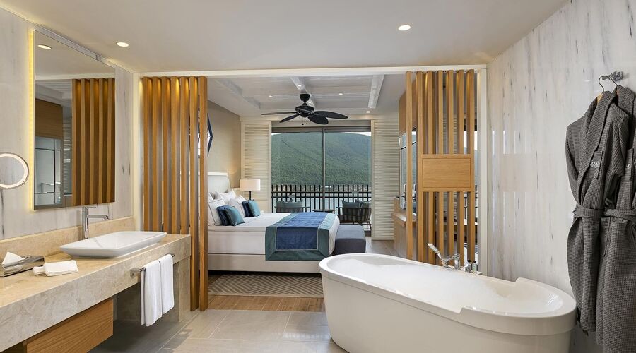 Titanic Luxury Collection Bodrum  5*