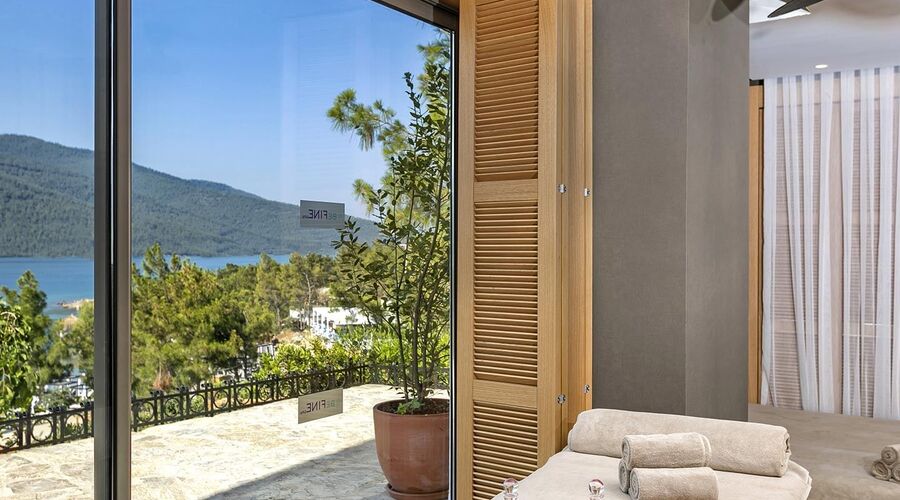 Titanic Luxury Collection Bodrum  5*