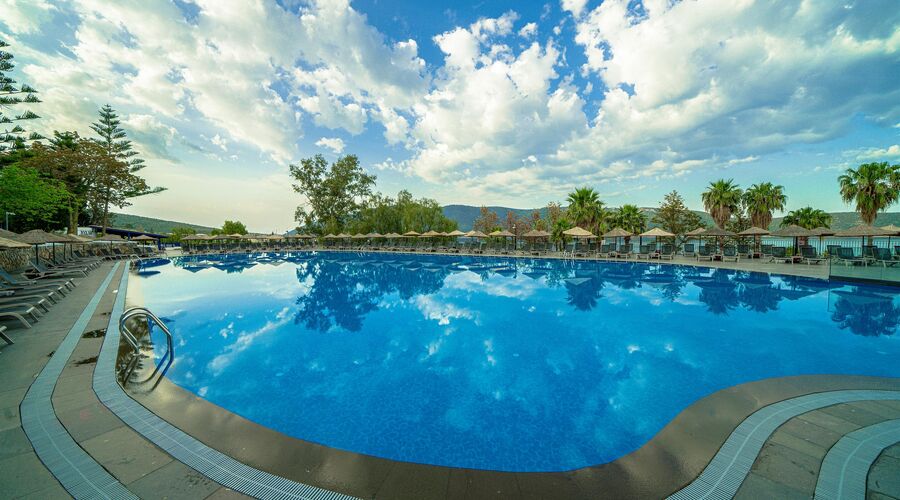 Bodrum Holiday Resort & Spa  5*