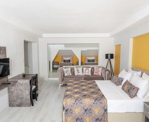 The Breeze Hotel  3*