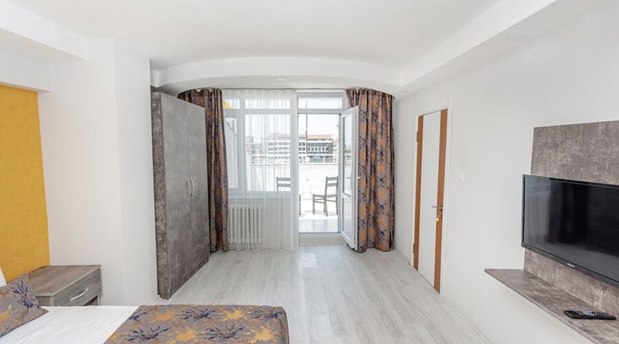 The Breeze Hotel  3*