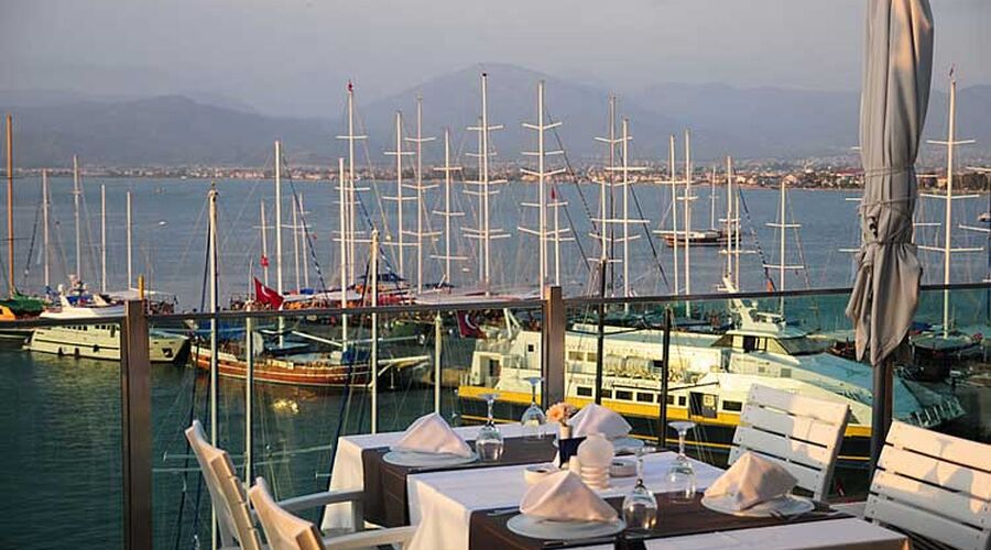 Alesta Yacht Hotel 4*