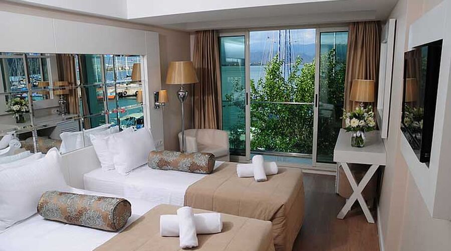 Alesta Yacht Hotel 4*