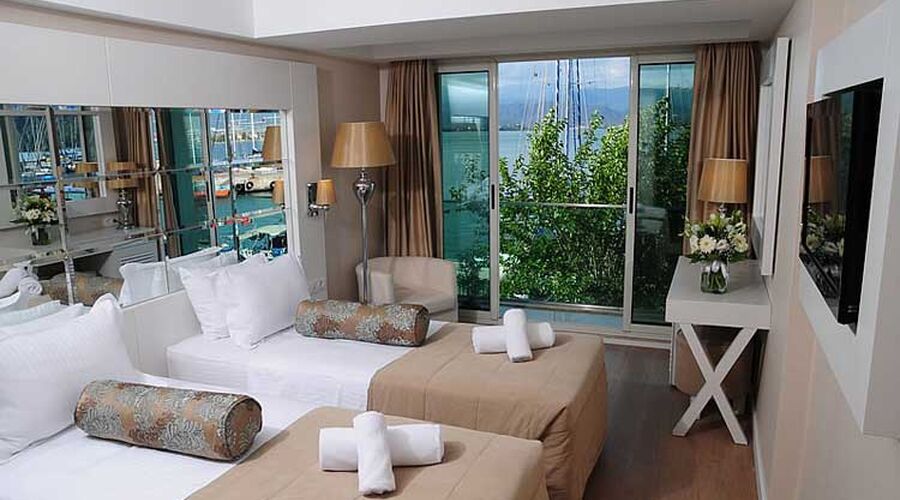 Alesta Yacht Hotel 4*