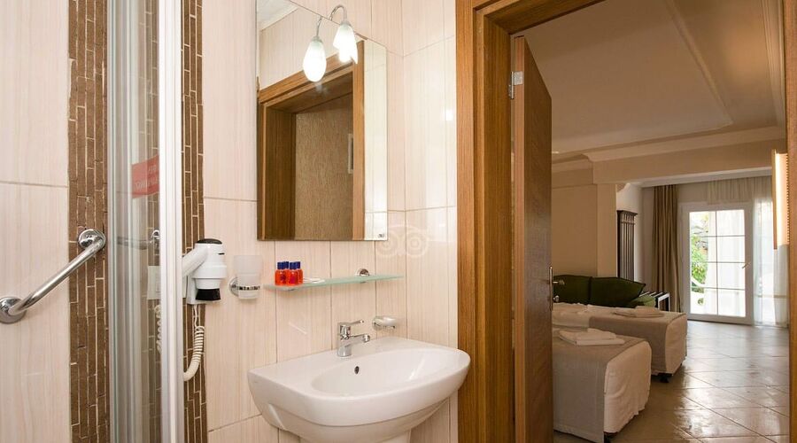 Nicholas Park Hotel  3*