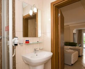 Nicholas Park Hotel  3*