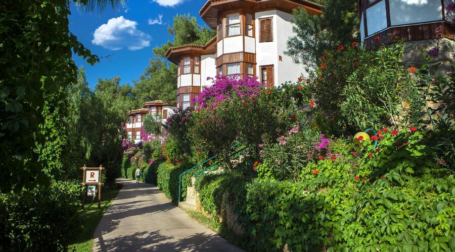 Club & Hotel Letoonia  5*