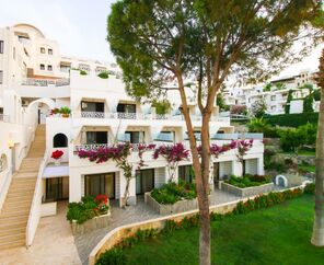 Azka Hotel  5*