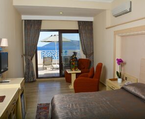 Azka Hotel  5*