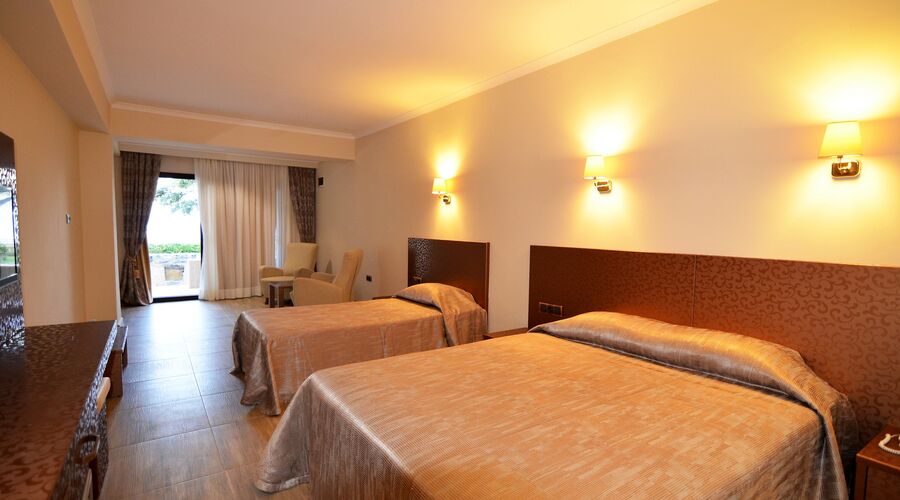 Azka Hotel  5*