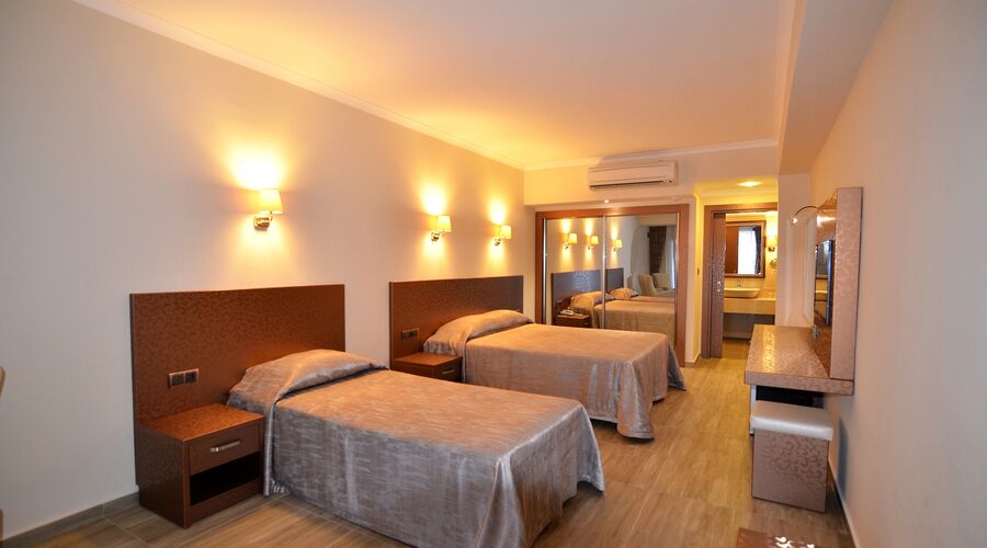 Azka Hotel  5*
