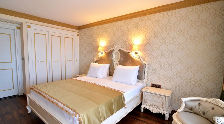 Azka Hotel  5*