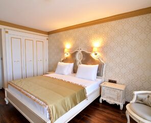 Azka Hotel  5*