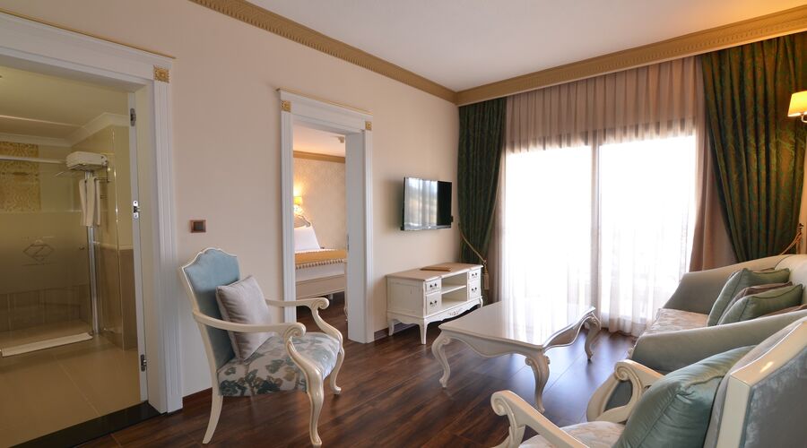Azka Hotel  5*