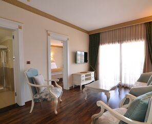 Azka Hotel  5*