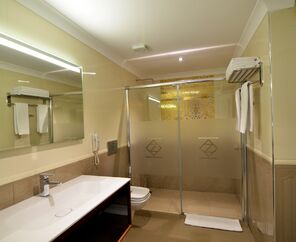 Azka Hotel  5*