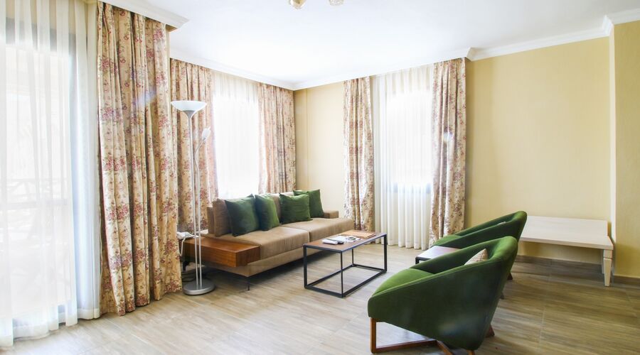 Azka Hotel  5*