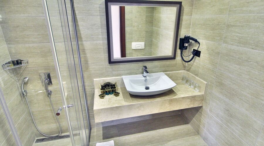 Azka Hotel  5*