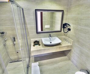Azka Hotel  5*