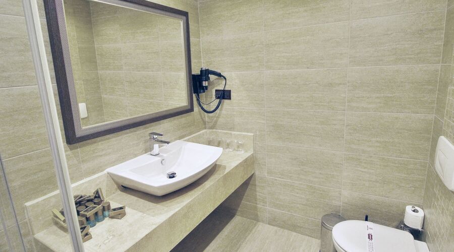 Azka Hotel  5*