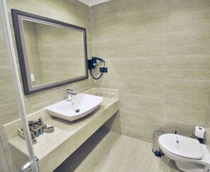 Azka Hotel  5*