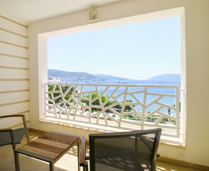 Azka Hotel  5*