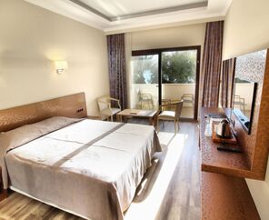 Azka Hotel  5*
