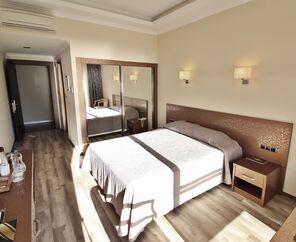 Azka Hotel  5*