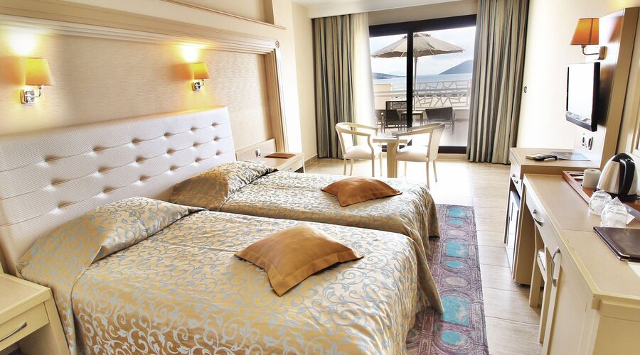 Azka Hotel  5*