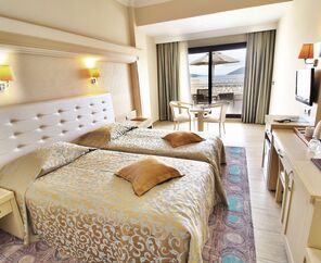 Azka Hotel  5*