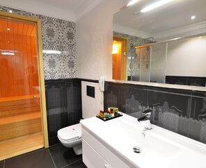 Azka Hotel  5*