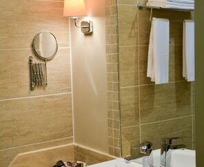 Azka Hotel  5*