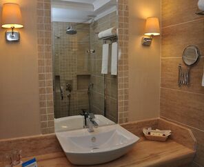 Azka Hotel  5*