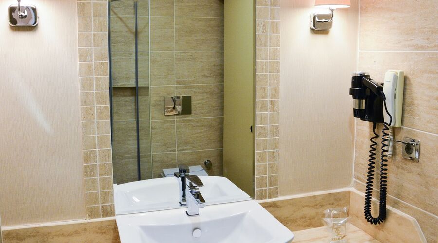 Azka Hotel  5*