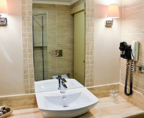 Azka Hotel  5*