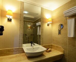 Azka Hotel  5*