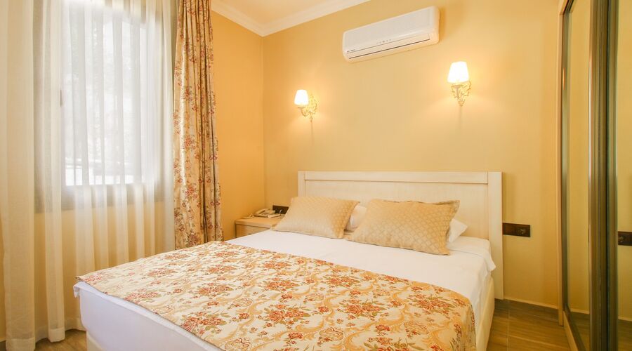 Azka Hotel  5*
